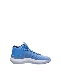 hellblaue Sportschuhe von Jordan