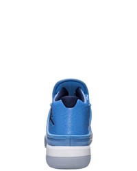 hellblaue Sportschuhe von Jordan