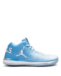 hellblaue Sportschuhe von Jordan