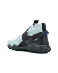 hellblaue Sportschuhe von Nike