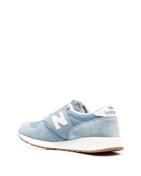 hellblaue Sportschuhe von New Balance