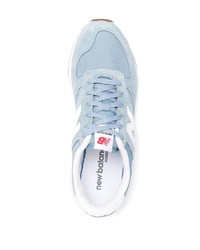 hellblaue Sportschuhe von New Balance