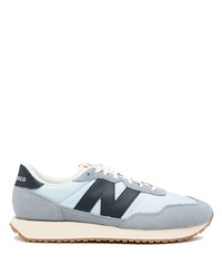 hellblaue Sportschuhe von New Balance