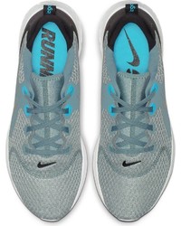 hellblaue Sportschuhe von Nike