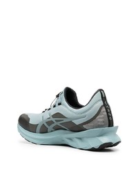 hellblaue Sportschuhe von Asics