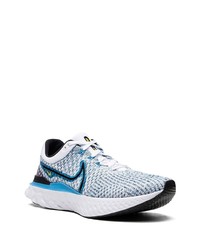 hellblaue Sportschuhe von Nike