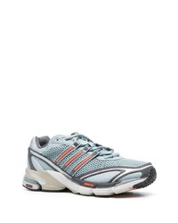 hellblaue Sportschuhe von adidas