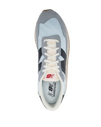 hellblaue Sportschuhe von New Balance