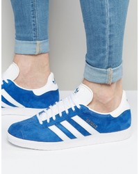 hellblaue Turnschuhe von adidas