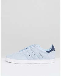 hellblaue Turnschuhe von adidas