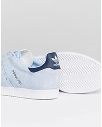 hellblaue Turnschuhe von adidas