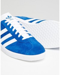 hellblaue Turnschuhe von adidas