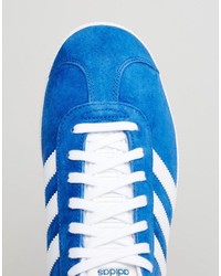 hellblaue Turnschuhe von adidas