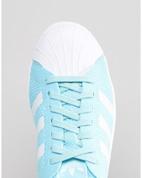 hellblaue Turnschuhe von adidas