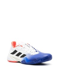 hellblaue verzierte niedrige Sneakers von adidas Tennis