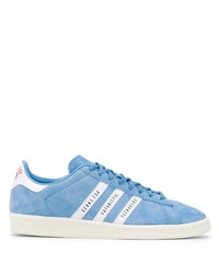 hellblaue Wildleder niedrige Sneakers von adidas