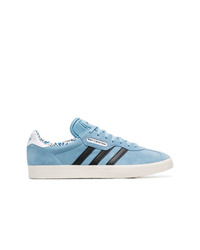 hellblaue Wildleder niedrige Sneakers von adidas