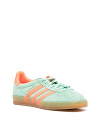 hellblaue Wildleder niedrige Sneakers von adidas