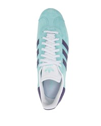 hellblaue Wildleder niedrige Sneakers von adidas