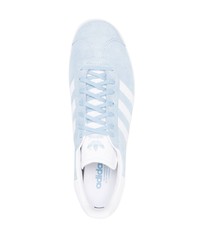 hellblaue Wildleder niedrige Sneakers von adidas