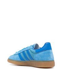 hellblaue Wildleder niedrige Sneakers von adidas