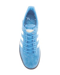 hellblaue Wildleder niedrige Sneakers von adidas