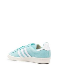 hellblaue Wildleder niedrige Sneakers von adidas