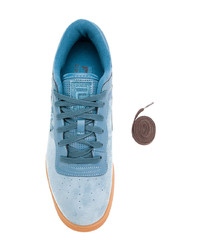 hellblaue Wildleder niedrige Sneakers von Liam Hodges