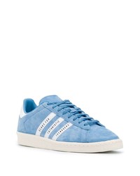 hellblaue Wildleder niedrige Sneakers von adidas