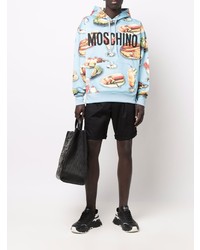 hellblauer bedruckter Pullover mit einem Kapuze von Moschino