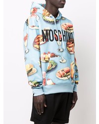 hellblauer bedruckter Pullover mit einem Kapuze von Moschino