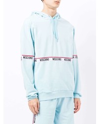 hellblauer bedruckter Pullover mit einem Kapuze von Moschino