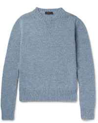hellblauer flauschiger Pullover mit einem Rundhalsausschnitt