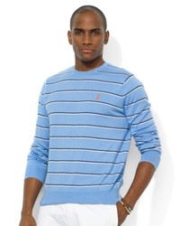 hellblauer horizontal gestreifter Pullover mit einem Rundhalsausschnitt