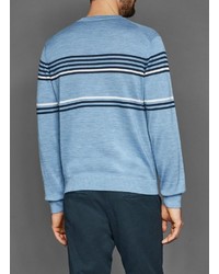 hellblauer horizontal gestreifter Pullover mit einem Rundhalsausschnitt von MAERZ Muenchen