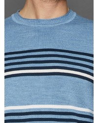 hellblauer horizontal gestreifter Pullover mit einem Rundhalsausschnitt von MAERZ Muenchen