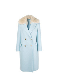 hellblauer Mantel mit einem Pelzkragen