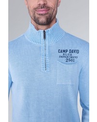 hellblauer Pullover mit einem Reißverschluss am Kragen von Camp David