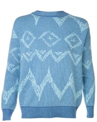 hellblauer Pullover mit einem Rundhalsausschnitt mit geometrischen Mustern