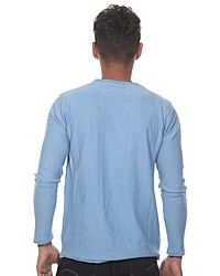 hellblauer Pullover mit einem Rundhalsausschnitt von FIOCEO