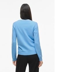 hellblauer Pullover mit einem Rundhalsausschnitt von Vila