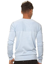 hellblauer Pullover mit einem V-Ausschnitt von FIOCEO