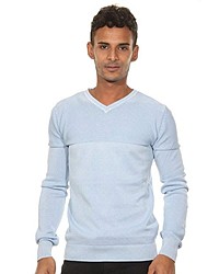 hellblauer Pullover mit einem V-Ausschnitt von FIOCEO