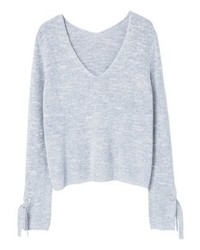 hellblauer Pullover mit einem V-Ausschnitt von Mango