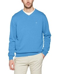 hellblauer Pullover mit einem V-Ausschnitt