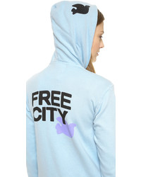 hellblauer Pullover mit einer Kapuze von Freecity