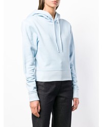 hellblauer Pullover mit einer Kapuze