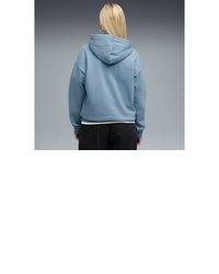 hellblauer Pullover mit einer Kapuze von Puma