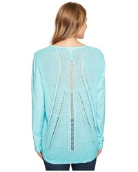 hellblauer Pullover mit geometrischem Muster