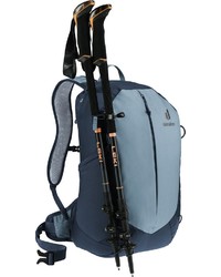 hellblauer Rucksack von Deuter